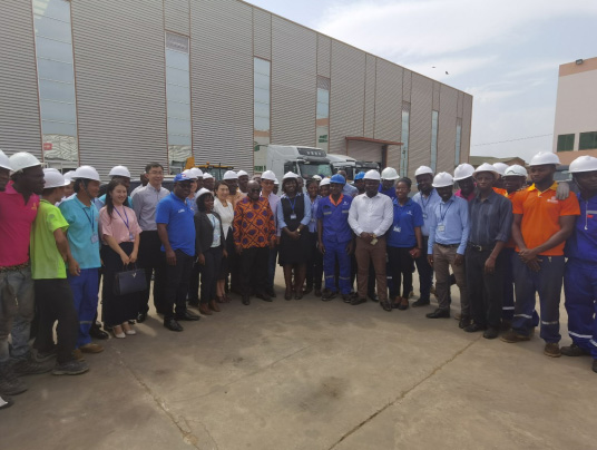 加纳总统参观中国重汽工厂 